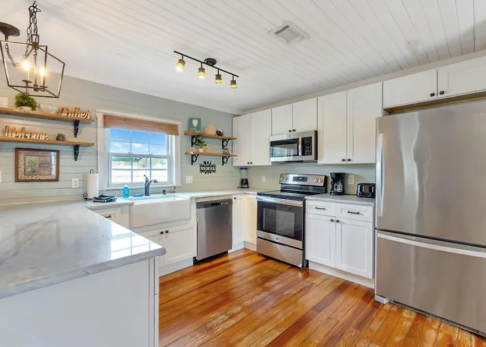 Blue Cottage, Close To Downtown & Bases! *