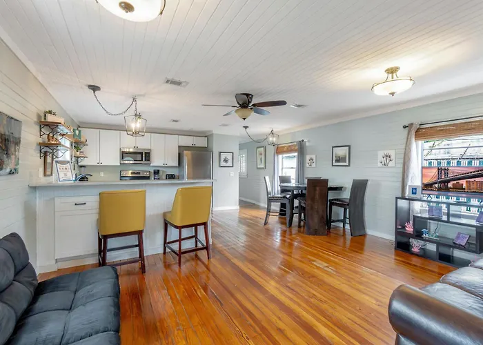 Blue Cottage, Close To Downtown & Bases! Pensacola