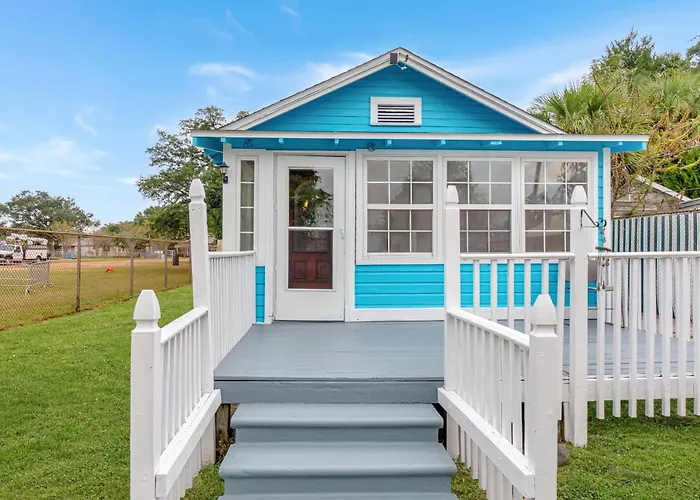 Blue Cottage, Close To Downtown & Bases! * Pensacola