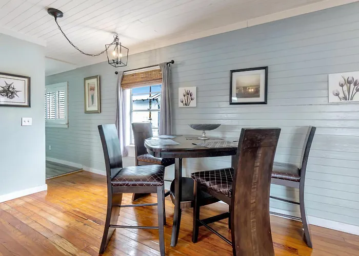Blue Cottage, Close To Downtown & Bases! Holiday home