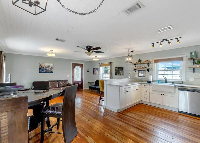 Blue Cottage, Close To Downtown & Bases!