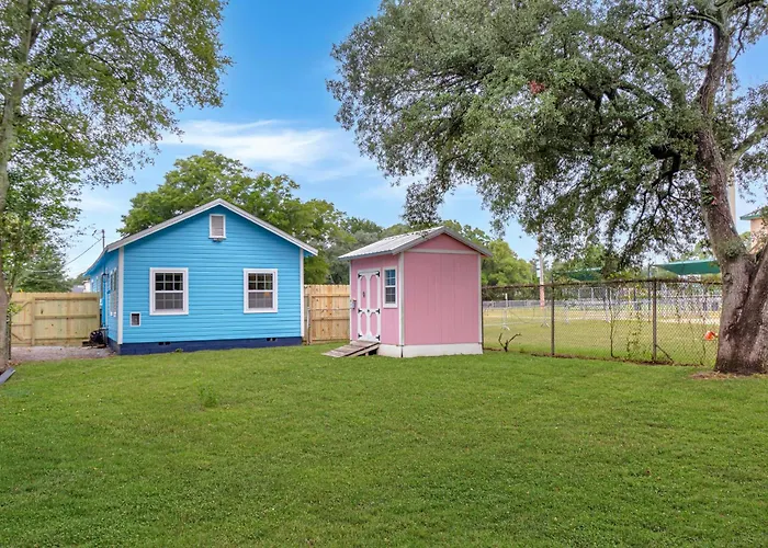 Holiday home Blue Cottage, Close To Downtown & Bases!